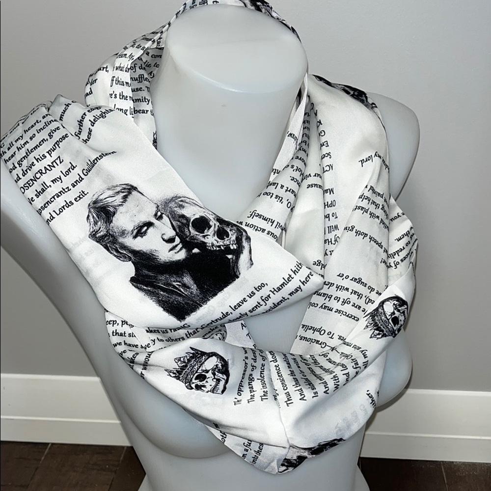 E2A Black and White Graphic Print Scarf - Shakespeare